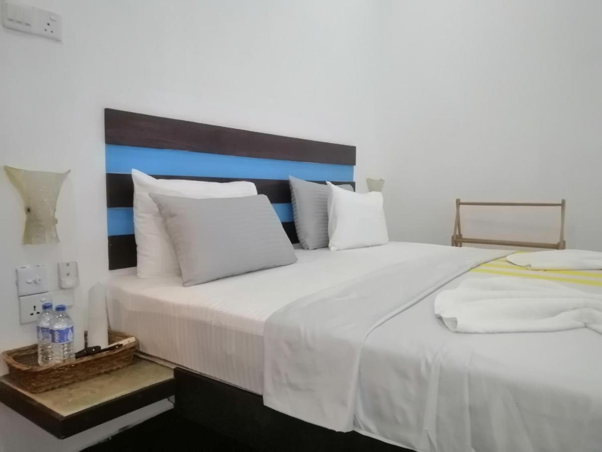 Le Petit Hotel & Restaurant Negombo Exterior photo