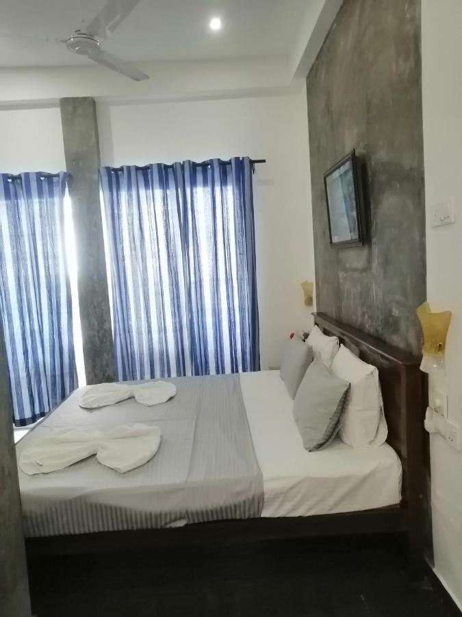 Le Petit Hotel & Restaurant Negombo Exterior photo